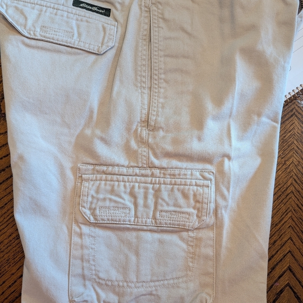 Eddie Bauer Mens Light Khaki Cargo Shorts.  Like New Size 30